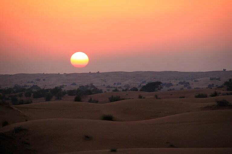 綿々と連なる砂丘の先に沈む夕日はドラマチック！