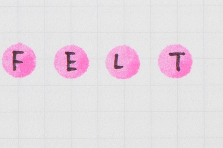 ドットのスタンプで文字を強調。