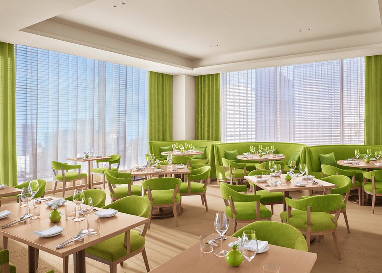 明るさや軽やかさを表現したインテリアでコーディネートされた、14階のモダンブラッスリー「Sophie at EDITION」の店内。