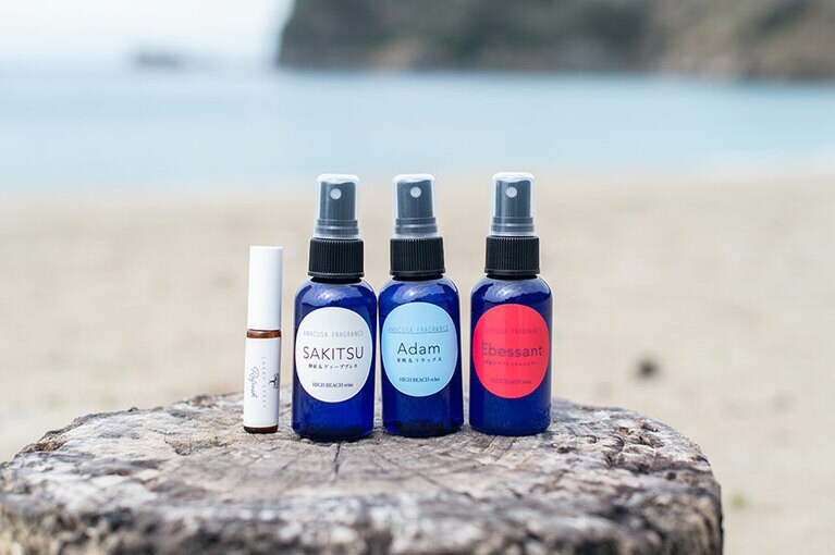 「ハイビーチ・リラックス」オリジナルのルームスプレーは、天草の文化や自然からインスピレーションを得て制作。マスクにしゅっとひと吹きできるアロマスプレー(左)も人気。