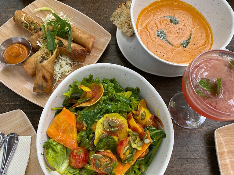 ヘルシーで美味しい野菜ベースの料理をオーダー。