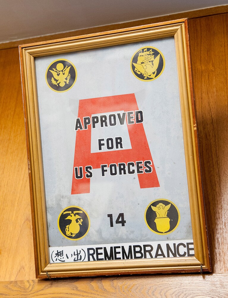 ［ジャッキー ステーキハウス］本土復帰前の沖縄で、米国の基準を満たした店に与えられた認定書、Aサインが今も残る。