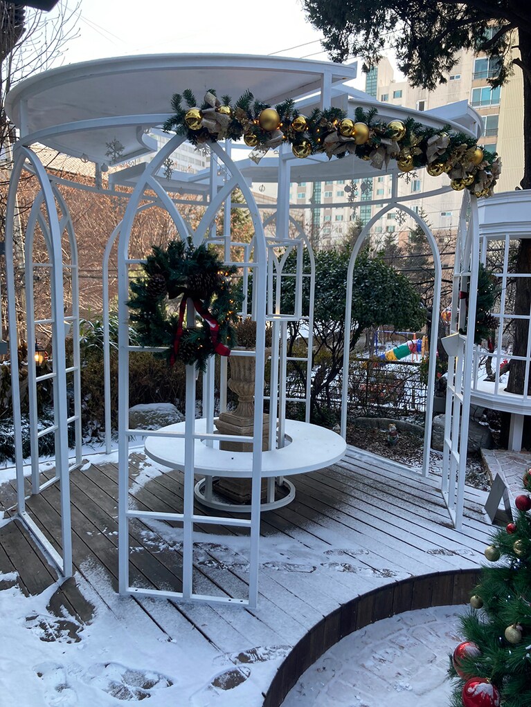 季節がいいときはお茶も楽しめそうなテラス。