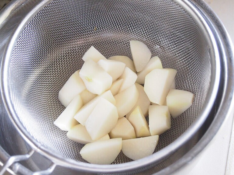 一旦沸騰したら、すぐにザルに引き上げる。