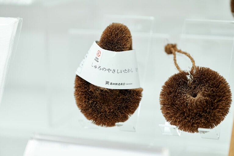 髙田耕造商店の、日本のシュロの木を使ったたわし。食器洗い用、からだ用などバリエーションも豊富。「しゅろのやさしいたわしセット A」3,850円など。