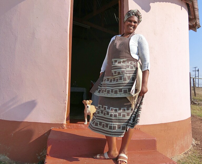 クヌ村で迎えてくれたコサ族の女性。手作り料理がとてもおいしかった。