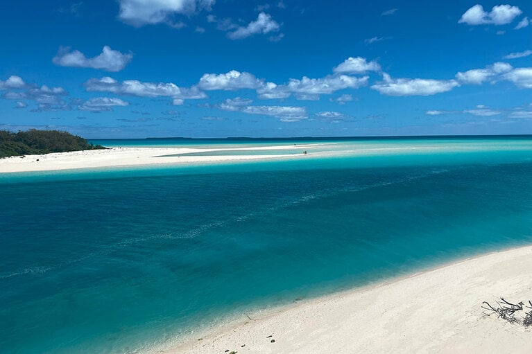 ムリ橋から見たウベアの海。白砂とのコントラストがみごとです。