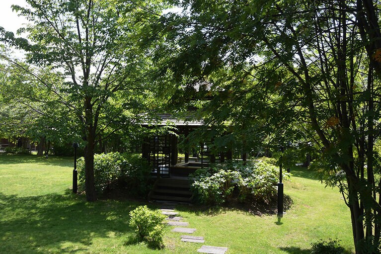 芝生の庭に築かれた、「しこつ湖 鶴雅リゾートスパ 水の謌(うた)」の足湯。