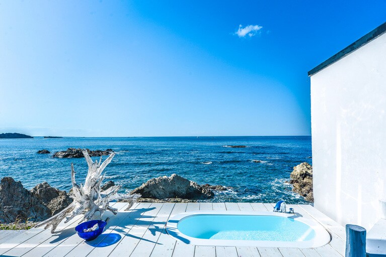 THE HOUSE Hayamaのテラスには、こんなバスタブも！