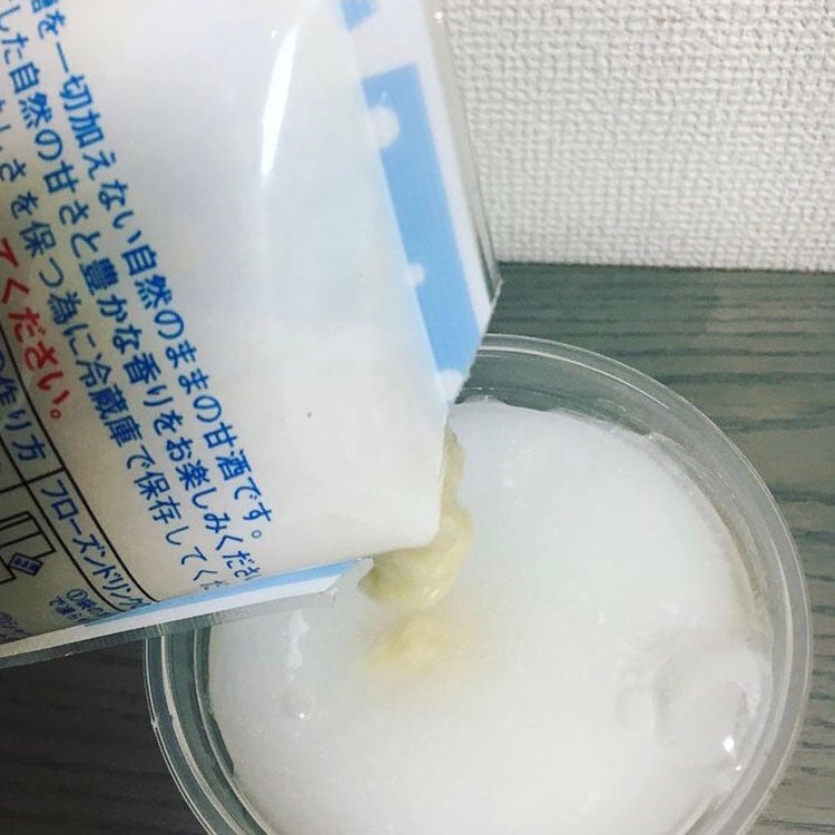 ヨーグルトドリンクに甘酒を入れる。