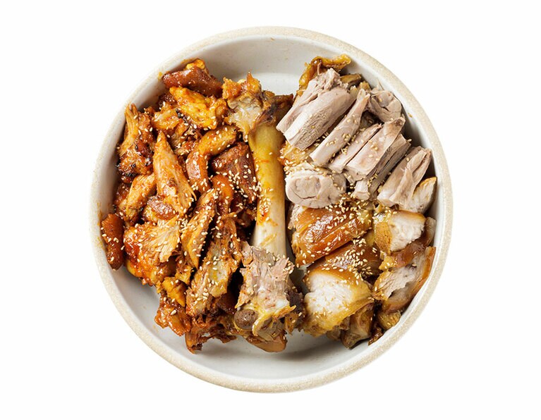 豚足は辛いものと辛くないもの2種類がある。こちらはハーフ＆ハーフ(中／650g) W37,000。