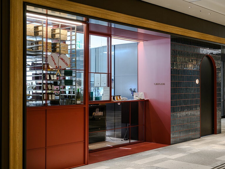 オープンキッチンのブティックとデセールレストラン。