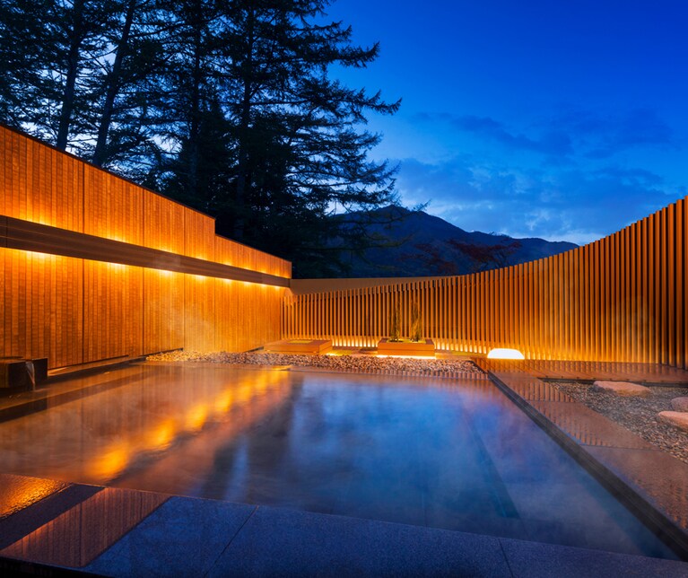 雄大な山々を望む御影石の露天風呂。