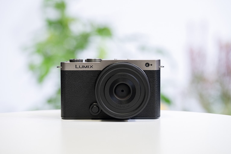 5月23日（木）に発表されたパナソニックのフルサイズミラーレス一眼カメラ「LUMIX S9」。約2,420万画素のフルサイズセンサーで、今まで諦めていたシチュエーションでもクオリティの高い撮影が可能に！ オープン価格。