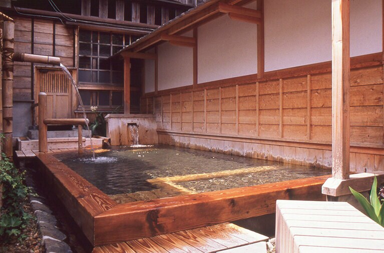 【金谷旅館】露天風呂は打たせ湯も。外から数寄屋造りの建築美を。