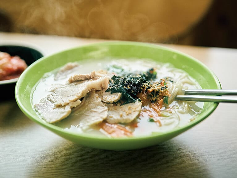 タクシーの運転手さんに教わってスンデの店で味わった済州名物のコギグクス。