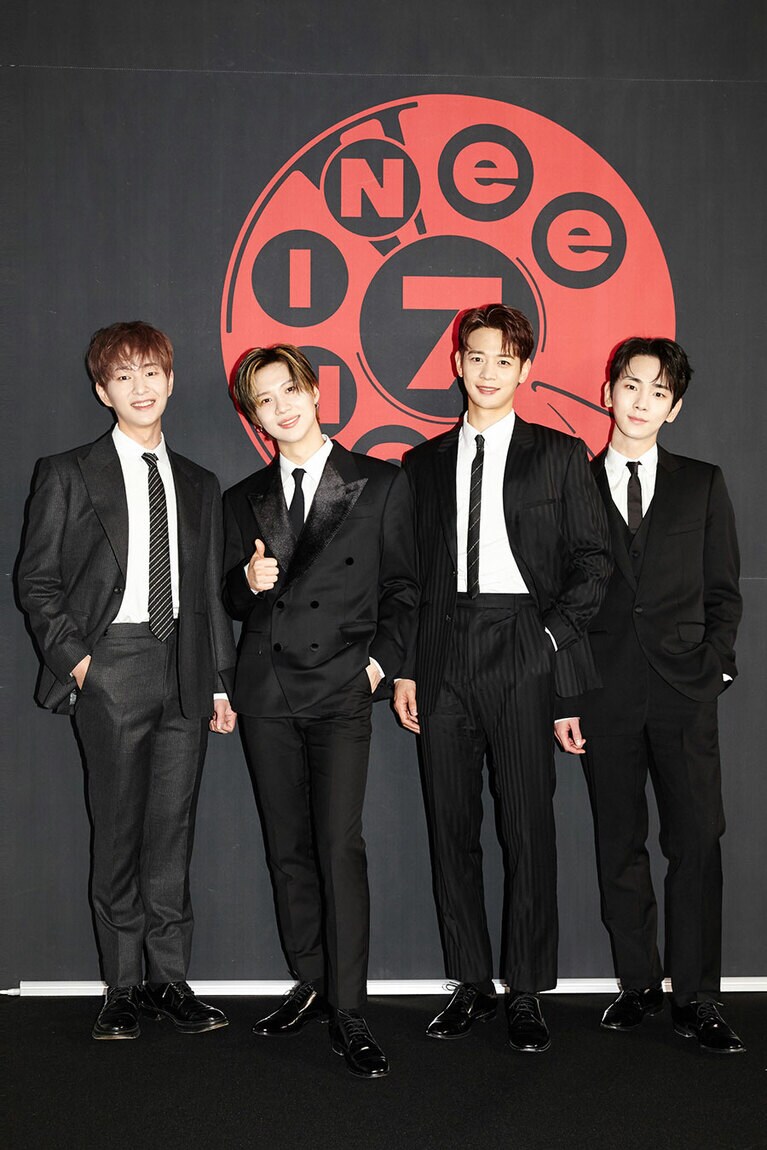左から：オンユ、テミン、ミンホ、キー。テミンは会見中この‟グーポーズ“をよく見せてくれた。