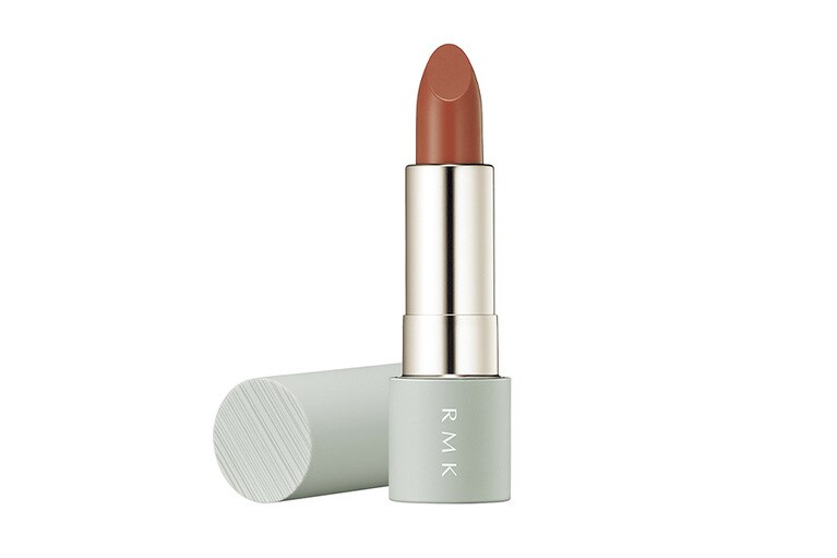 絶妙なカラーラインナップが今年らしい。「RMK ザ マット リップカラー」01 3,850円／RMK Division