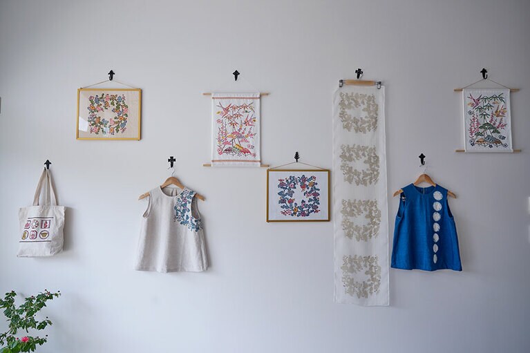 チュニックやトートバッグなどの作品も手がけている。