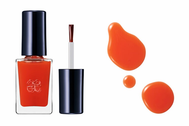 1度塗りなら素の爪がキレイな人、2度塗りで朱赤のキュートさが全開になる、エレガンス ラズル エナメルラッカー 06 Orange liqueur(オレンジリキュール) 6.0ml 1,320円。