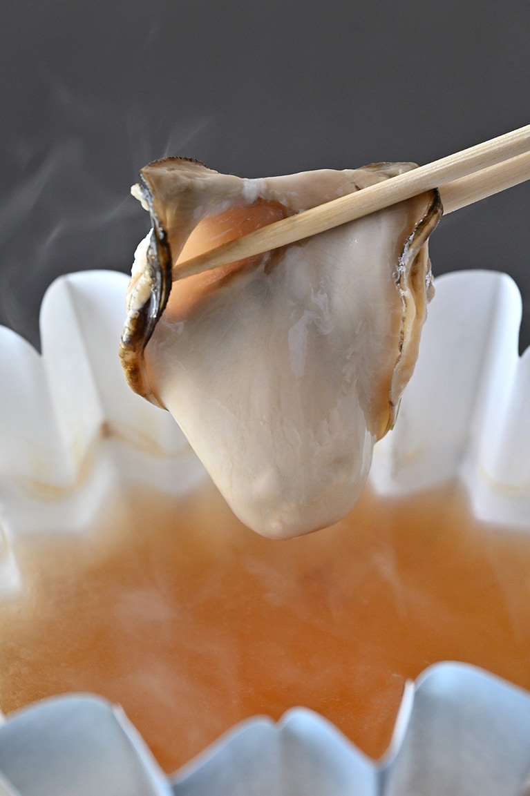 名物の岩牡蠣のしゃぶしゃぶ。旨みたっぷりの出汁は雑炊にすることもできる。