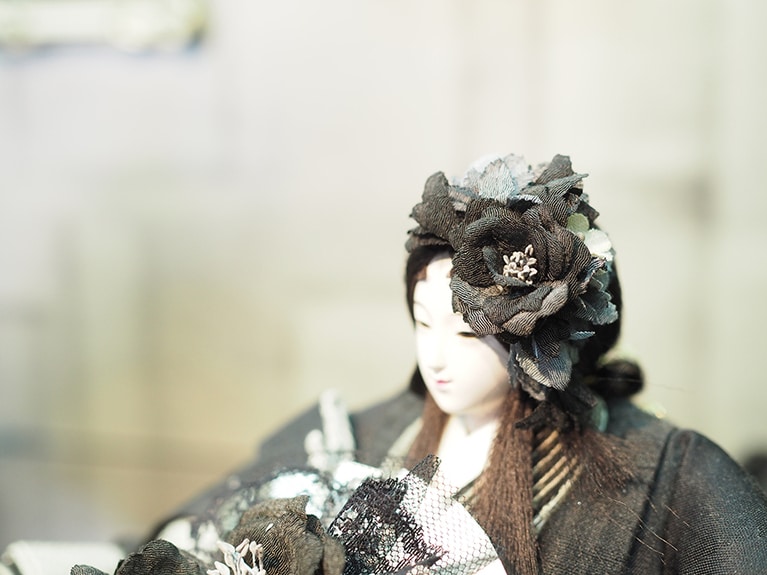 黒地にさまざまな色の糸を這わせ、豊かな色合いを生みだしている。茶髪である点も斬新だ。