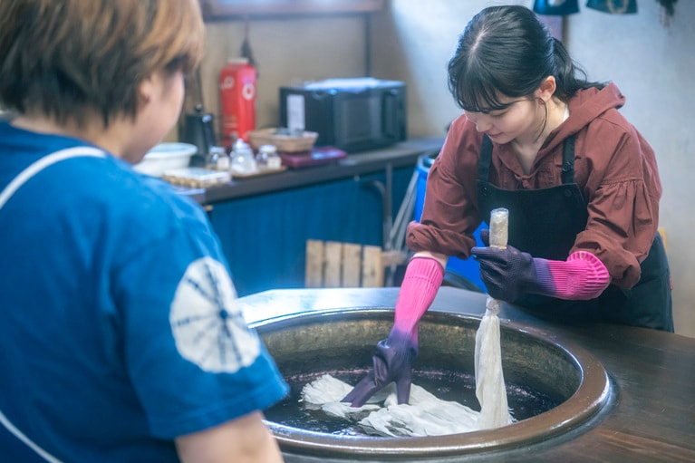 一度染めてしまうと修正はできない。「薄めが好みでしたら、事前に教えてくださいね」と矢藤さん。最初に藍液に浸す瞬間はドキドキ。