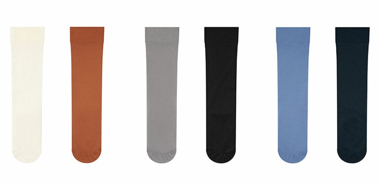 シアーハイソックス（2足組） 990円。左から、01 OFF WHITE 、04 GRAY、66 BLUE。