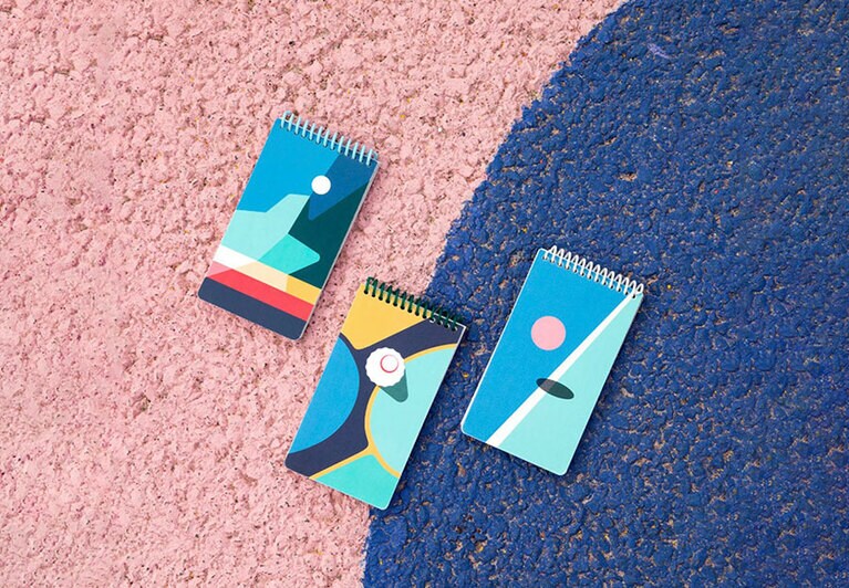 「SMARTBOOK」シリーズ。左から、陸上モチーフの「SPRINT」、バトミントンの痛快なショットを表現した「SMASH」、テニスモチーフの「ACE」。各2,035円。