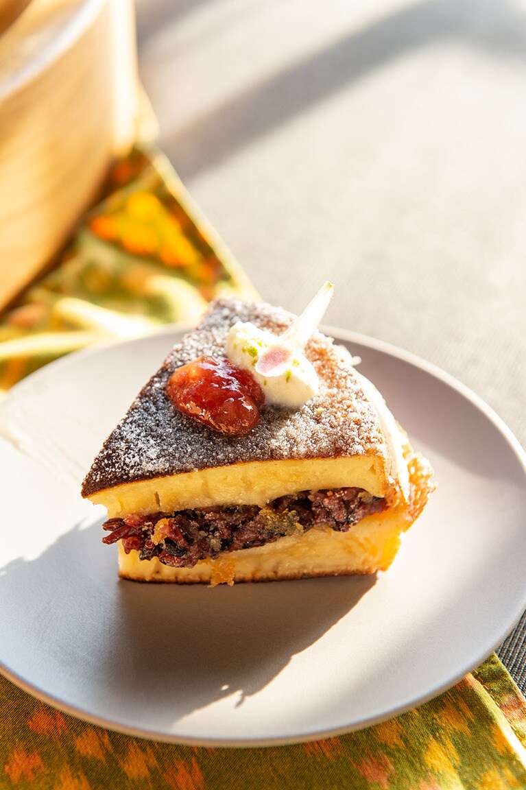 「テラン・ブラン」は丸く焼いた生地に黒米、ココナッツ、パームシュガーをのせて半分に折った定番の屋台料理。朝食にふさわしくあっさりした味にアレンジされていながらももっちりとした食感は、クセになりそう。