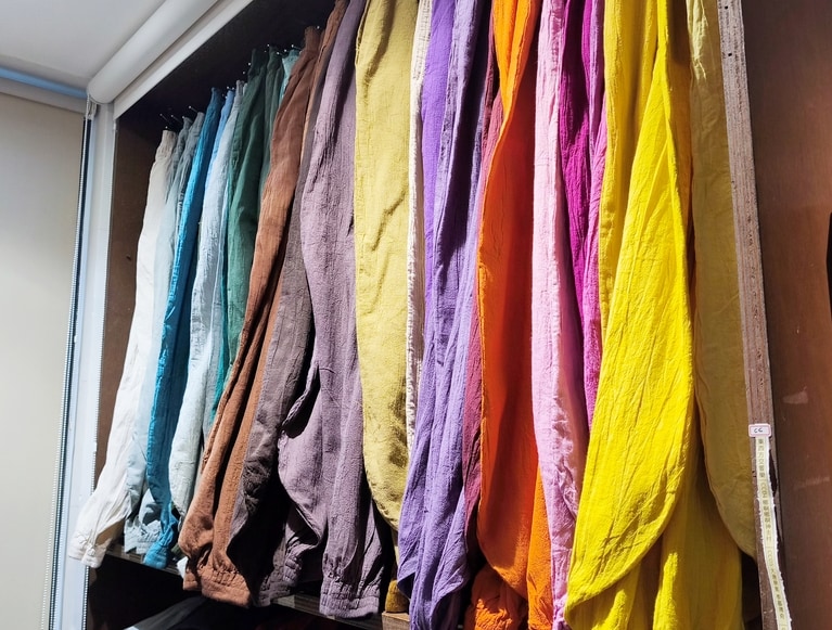 裾が絞られているので、トイレに行く際にも裾が気になりません。