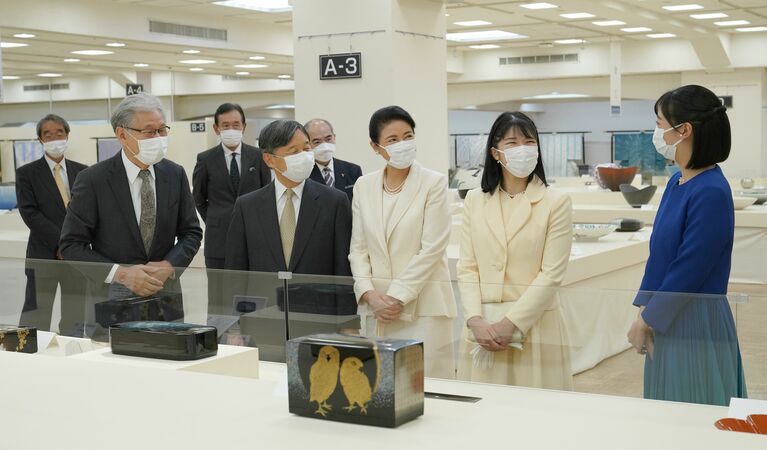 9月20日、「第70回日本伝統工芸展」を訪れられ、日本工芸会総裁の秋篠宮家の次女・佳子さまのご案内で作品を鑑賞される天皇皇后両陛下と長女・愛子さま　©時事通信社