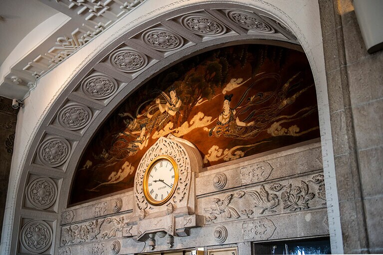 大階段の上にも歓迎の意味が。