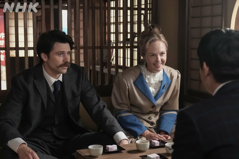 ヘブンとイライザ。「ばけばけ」公式Xより