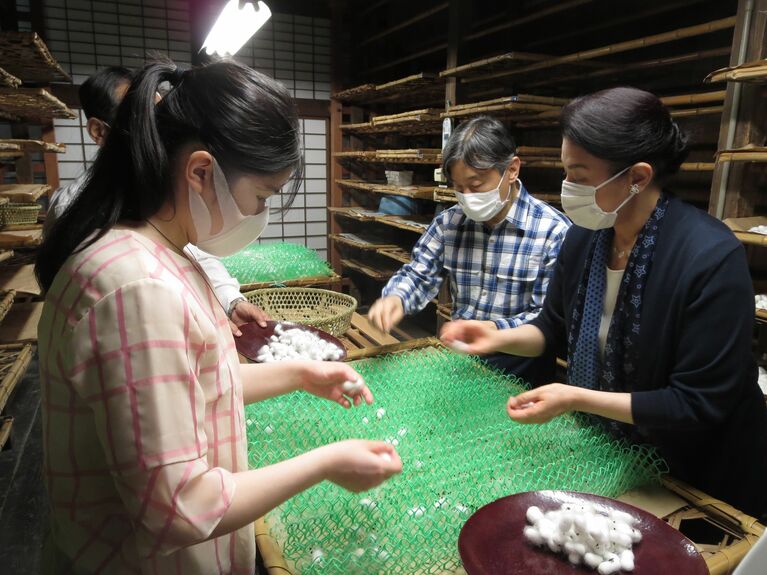 皇居・紅葉山御養蚕所で繭搔きをなさる天皇皇后両陛下と愛子さま　宮内庁提供