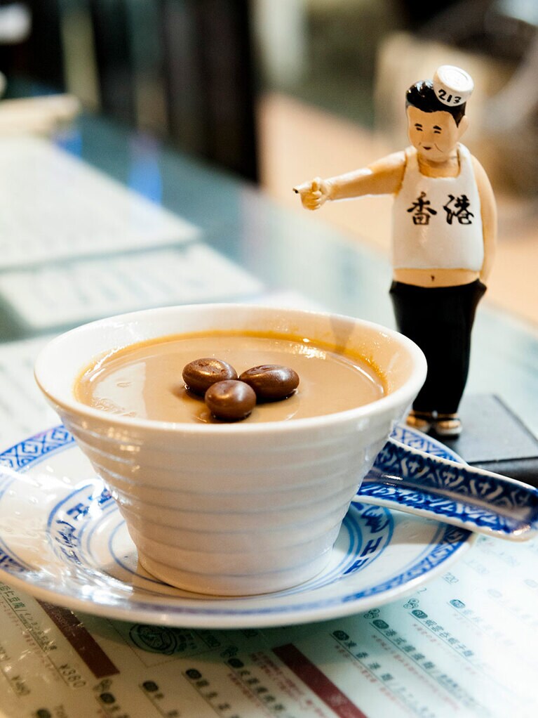 「インヨン杏仁豆腐」480円。 横にあるかわいいフィギュアは、実際に香港にいらっしゃる料理人の方をモデルにしているそうです。