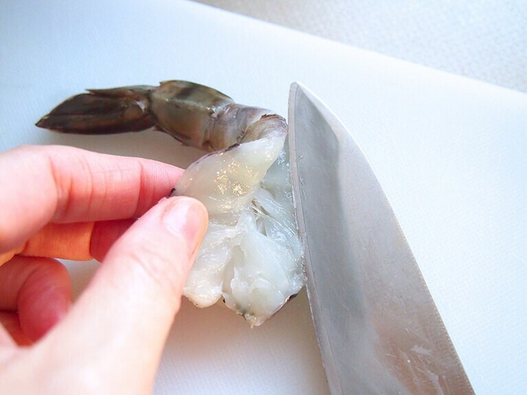 (2) 海老は殻をむいて洗ったら、背中に包丁を入れて背わたを取り除きます。深く切りすぎると、海老が半分に切れてしまうので注意しましょう。