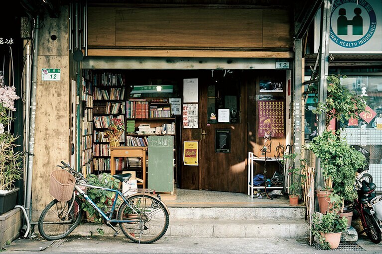 扉の前では古本も販売。