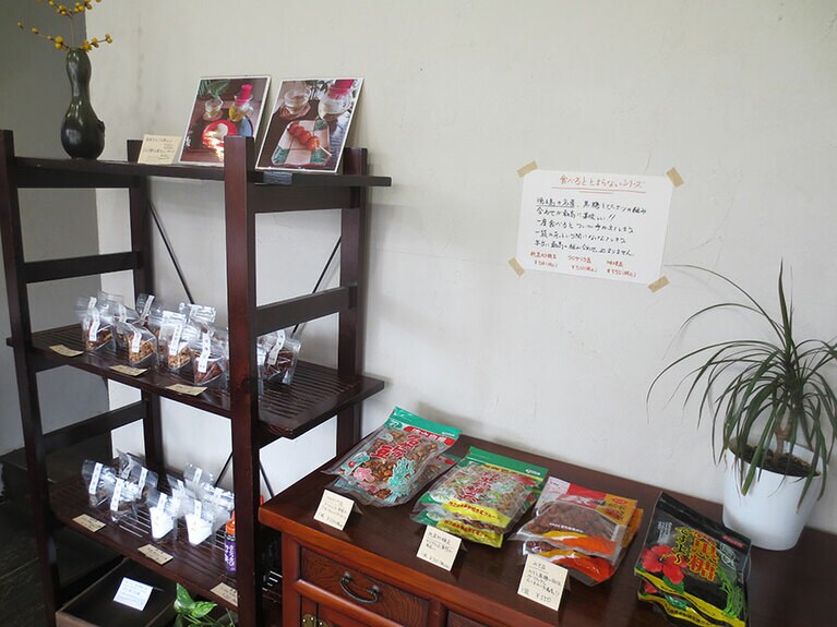 徳之島の黒糖や塩なども販売。