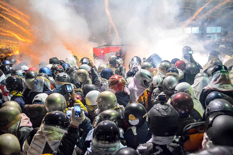 完全防備で火に挑む観客たち。