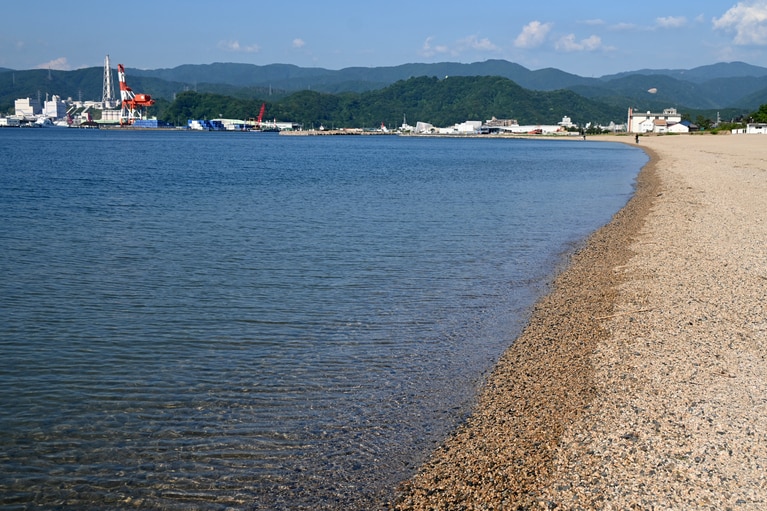 小石の浜で、透明度は高そう。