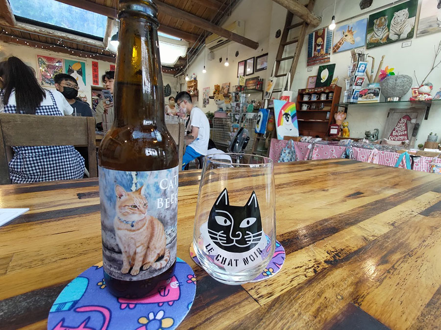 グラスにも猫のデザインが。店内は猫づくし。