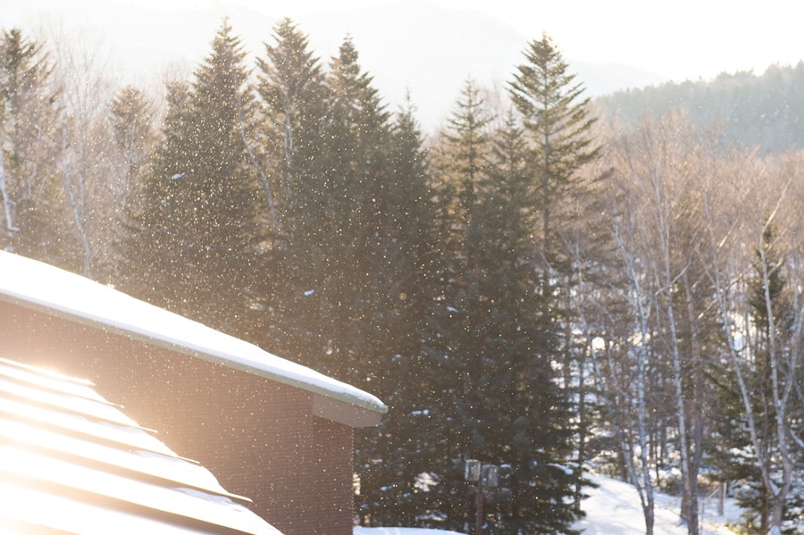 「星野リゾート　トマム」が掲げる冬のコンセプトは「冬山解放宣言」。極上のパウダーエリアと冬山で、ありのままの自然を楽しませてくれる。