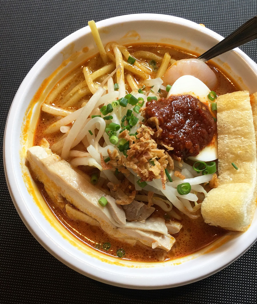「カリー麺」700円。マレーシア人が愛してやまない麺料理のひとつ。スープはココナッツミルク入りで辛さはマイルド。麺は中華麺を使用。