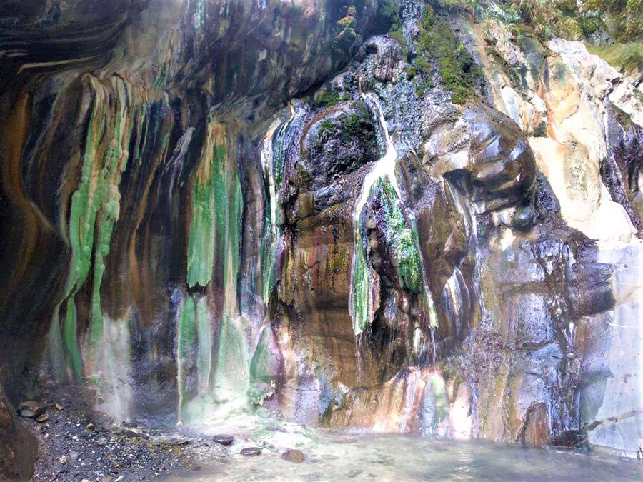台湾屈指の秘境温泉として名高い「栗松温泉」。温泉の成分によってできた石灰華を藻が覆うことで、この美しい景観が生まれます。