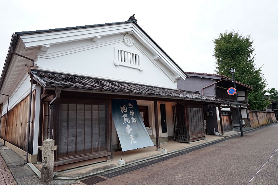 「酒商 田尻本店」は、かつての森家の土蔵のひとつ。