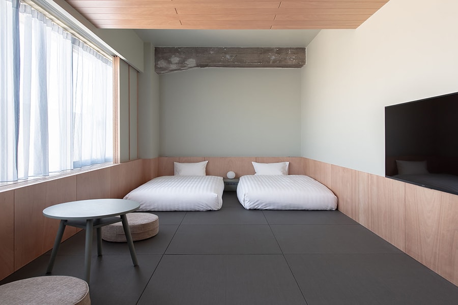 ツインのフロアベッド2台を備えた和室タイプの「SUPERIOR 4 : Japanese-style Room」。客室には個別のトイレと広めのバスルームが備わっている。　※一部の客室では、シャワーブースのみ