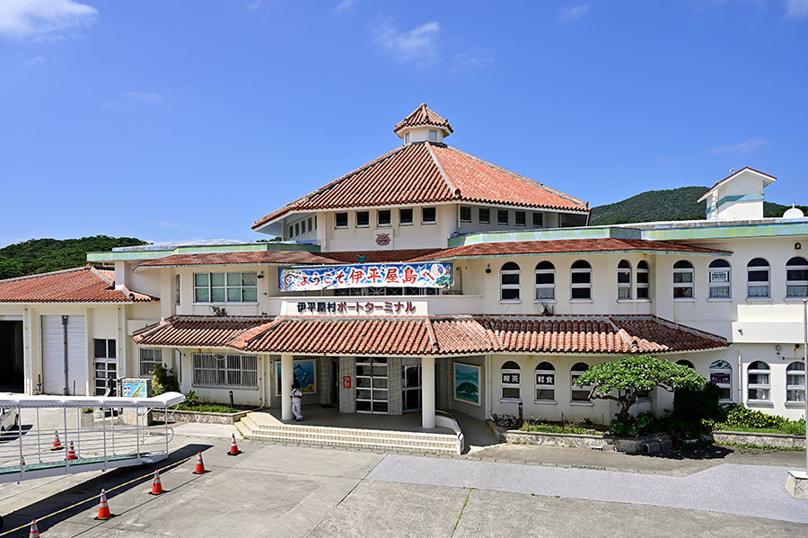 伊平屋島・前泊港(まえどまりこう)のポートターミナル。赤瓦の立派な建物が船客をお迎え。