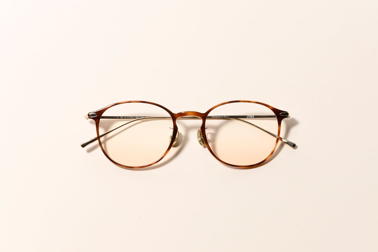 UUF-25S-201 14,900円、チークカラーレンズ（ピーチピンク） 3,300円／JINS（JINS カスタマーサポートセンター）