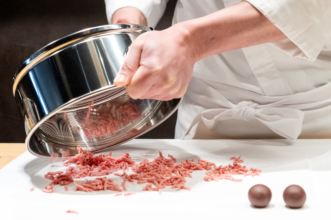 濃し網を使って裏ごし。